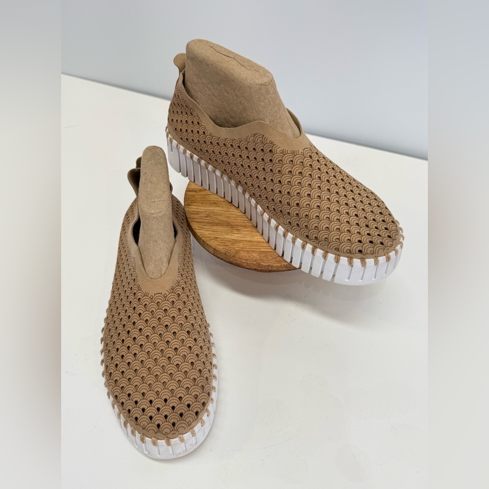 ILSE JACOBSEN Tan and White Tulip laser cut slip on sneakers size 39/8.5-9US